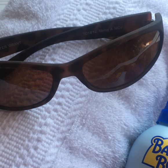 Foster Grant Brown Animal Print Sunglasses - Picture 6 of 6